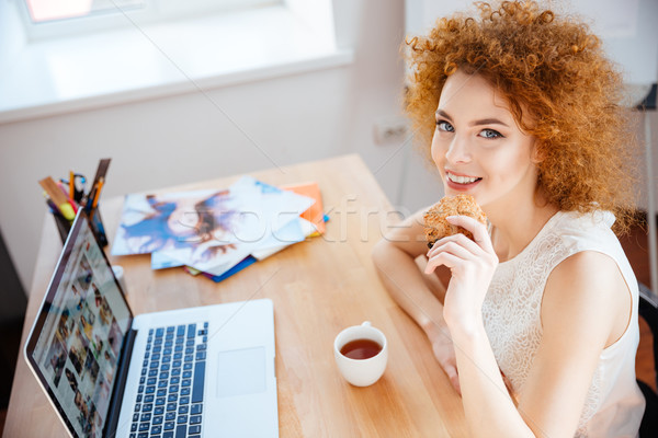 Stockfoto: Vrolijk · vrouw · fotograaf · met · behulp · van · laptop · drinken · koffie