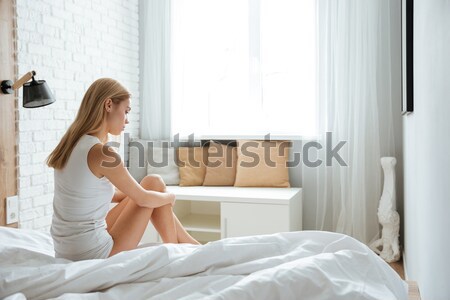 Vrouw vergadering bed slaapkamer aantrekkelijk Stockfoto © deandrobot