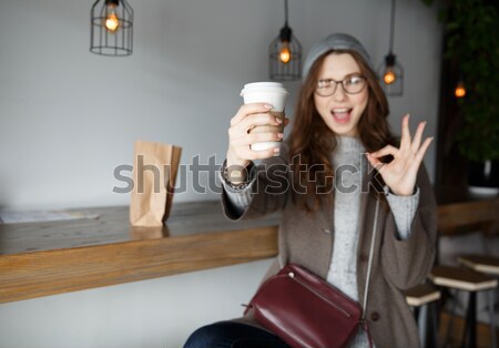 Vrolijk charmant jonge vrouw vergadering drinken koffie Stockfoto © deandrobot