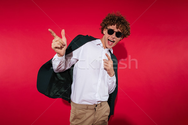 Foto stock: Atractivo · joven · blanco · camisa · chaqueta · senalando