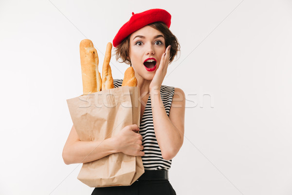 Porträt überrascht Frau tragen Baskenmütze halten Stock foto © deandrobot