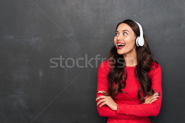 Foto stock: Alegre · morena · mulher · vermelho · blusa · fones · de · ouvido