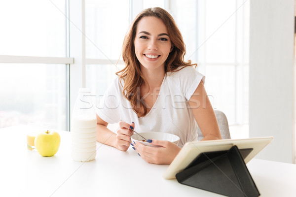 Stock foto: Erstaunlich · jungen · Dame · Sitzung · Küche · Tablet-Computer