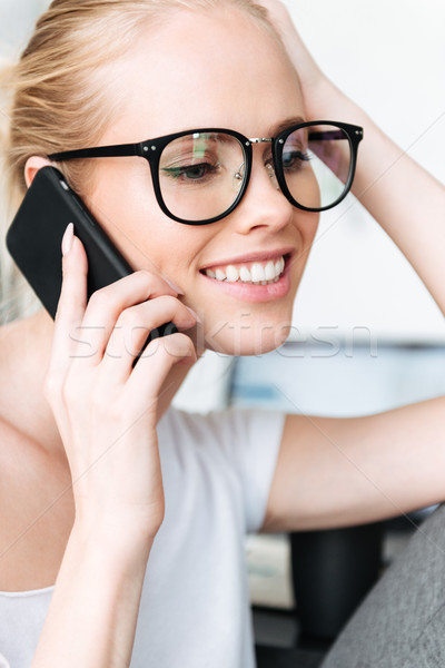 Portret glimlachend blond dame praten smartphone Stockfoto © deandrobot