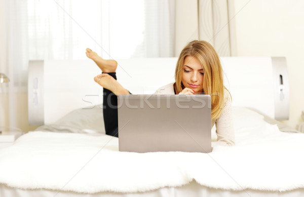 Stockfoto: Jonge · mooie · vrouw · bed · laptop · home · glimlach