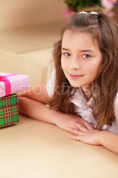 Foto stock: Bonitinho · menina · presentes · sessão · tabela · papel