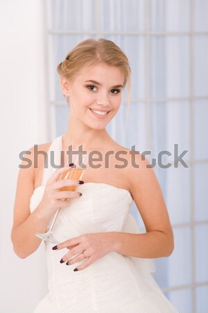 Stock foto: Braut · stehen · weiß · Hochzeitskleid · Porträt · glücklich