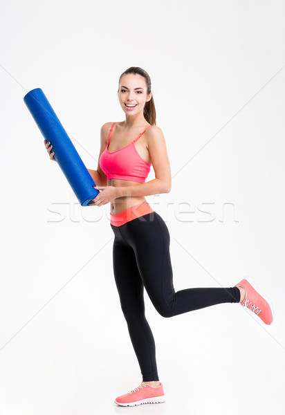 Mooie positief fitness vrouw lopen opleiding yogamat Stockfoto © deandrobot