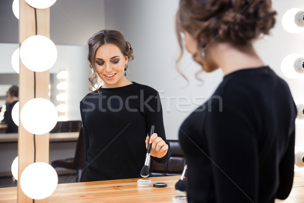 Mosolygó nő jelentkezik kozmetikai ecset portré nő Stock fotó © deandrobot