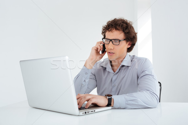 Сток-фото: бизнесмен · используя · ноутбук · компьютер · говорить · телефон · красивый
