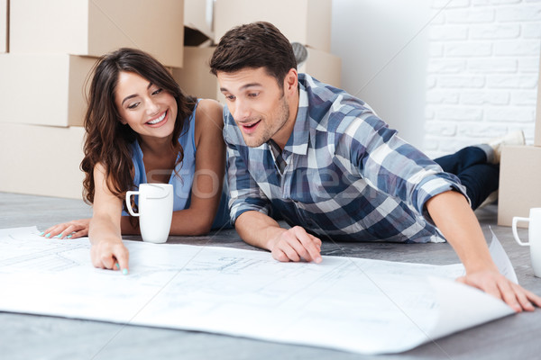 Szczęśliwy para patrząc budowy domu plan Zdjęcia stock © deandrobot
