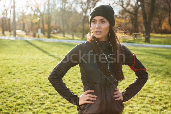 Fiatal nő futó meleg ruházat fülhallgató kép Stock fotó © deandrobot