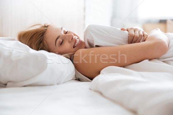 Foto stock: Vista · lateral · mujer · sonriente · almohada · cama · feliz