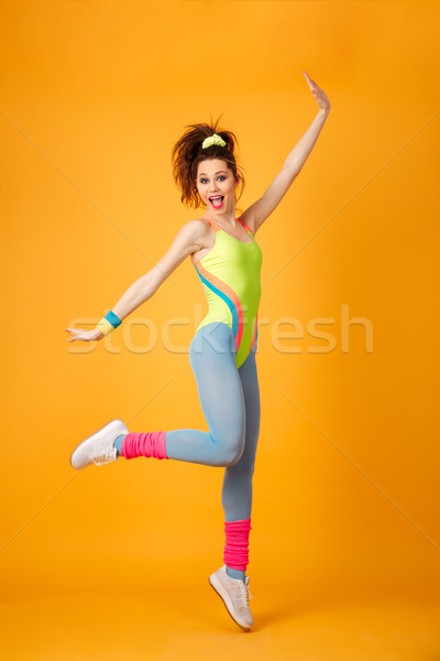 Foto stock: Feliz · animado · jovem · mulher · da · aptidão · saltando
