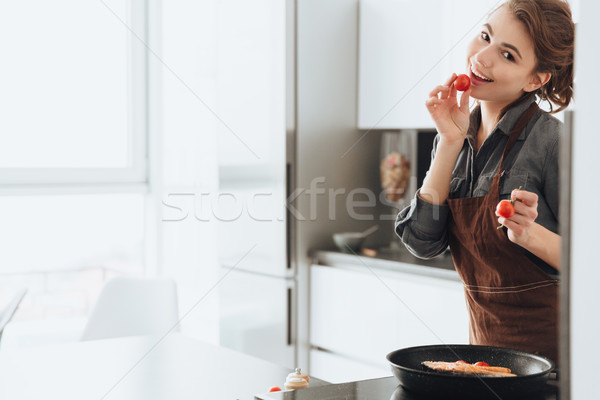 Femme permanent cuisine cuisson poissons [[stock_photo]] © deandrobot