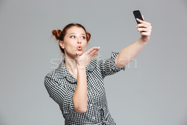 Vrouw kus mobiele telefoon Stockfoto © deandrobot