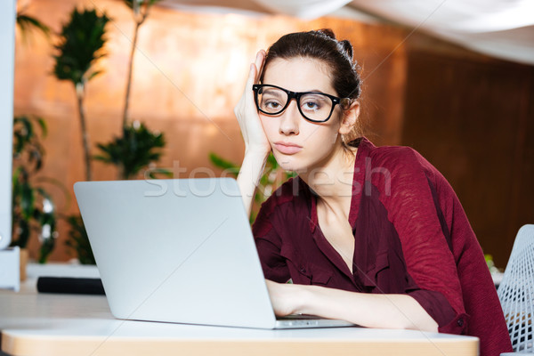 Сток-фото: исчерпанный · деловая · женщина · очки · используя · ноутбук · месте · устал