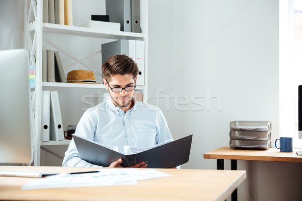 Concentrado jóvenes empresario de trabajo documentos carpeta Foto stock © deandrobot