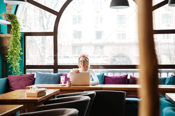 Stockfoto: Ernstig · jonge · vrouw · vergadering · met · behulp · van · laptop · cafe · hoed