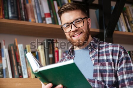 Foto stock: Retrato · jovem · masculino · estudante · leitura · livro