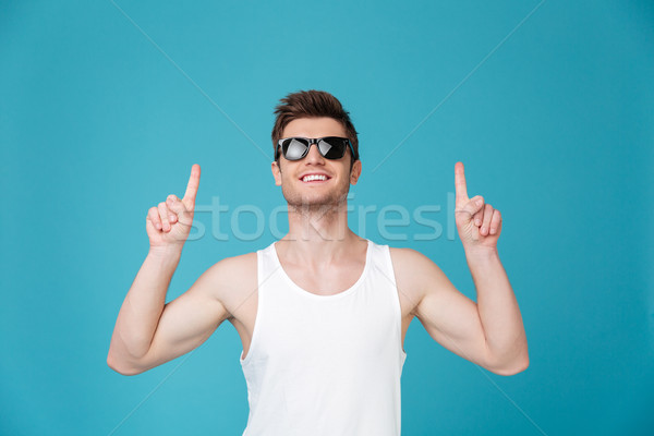 Foto stock: Alegre · jovem · cara · óculos · de · sol · indicação · isolado