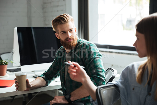 Stockfoto: Twee · jonge · geconcentreerde · collega's · werk · kantoor