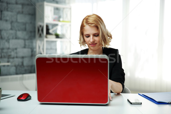 Jonge vrouw werken laptop kantoor computer meisje Stockfoto © deandrobot