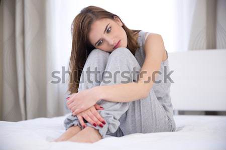 Stok fotoğraf: Genç · kadın · oturma · yatak · ağrı · kadın · genç