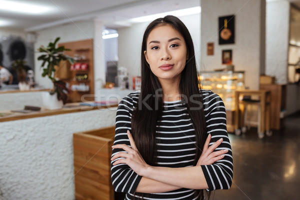 Asian Frau Arme Cafeteria Pullover stehen Stock foto © deandrobot