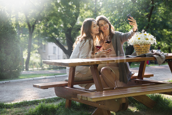 [[stock_photo]]: Jeunes · femmes · extérieur · parc · potable · vin