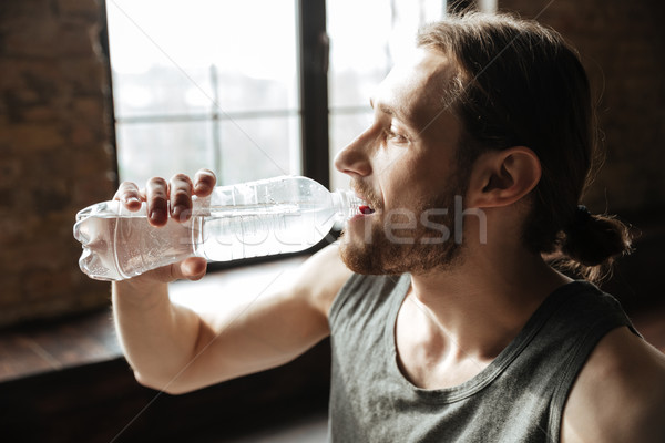 關閉 健康 年輕 健身 男子 飲用水 商業照片 © deandrobot