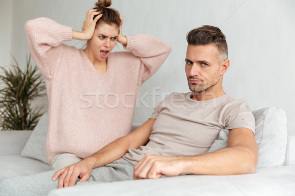 Foto stock: Despreocupado · homem · sessão · sofá · namorada · gritando