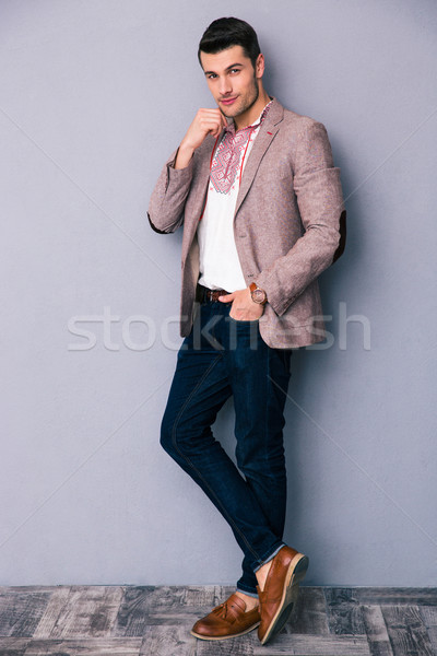 Portret modă om în picioare gri Imagine de stoc © deandrobot