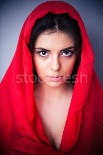 Stockfoto: Portret · mooie · vrouw · Rood · doek · naar · camera