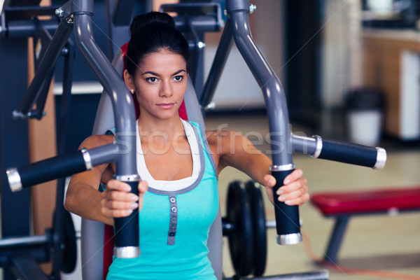 Frau Training Maschine Porträt Fitness Frau Fitnessstudio Stock foto © deandrobot