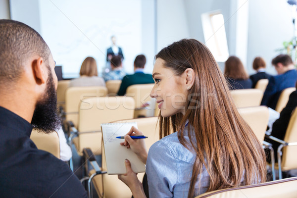 Stockfoto: Twee · jongeren · schrijven · praten · zakelijke · bijeenkomst · achteraanzicht