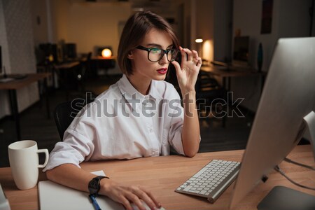 Figyelmes iroda nő üzlet papír lány Stock fotó © deandrobot