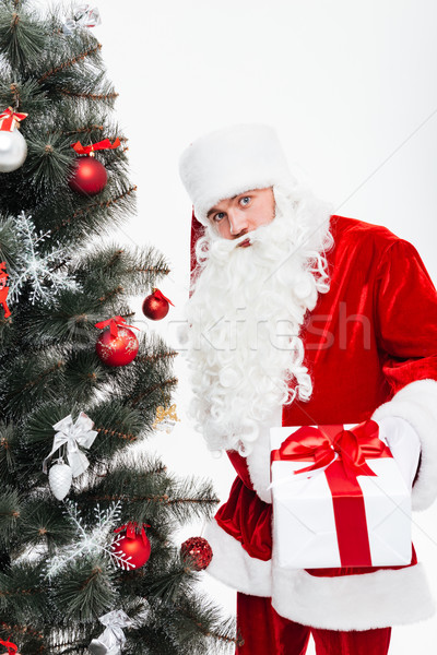 Uomo babbo natale scatola regalo piedi albero di natale felice Foto d'archivio © deandrobot