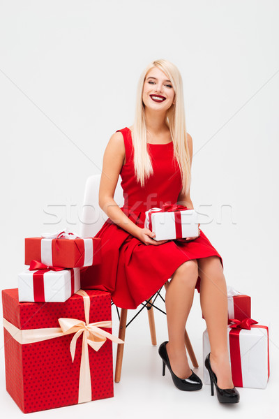 女性 赤いドレス 座って 椅子 贈り物 周りに ストックフォト C Deandrobot Stockfresh