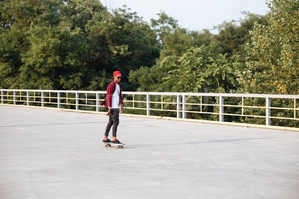Młodych ciemne chłopca skateboarding zdjęcie Zdjęcia stock © deandrobot