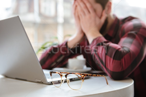 Foto stock: Cansado · gafas · barbado · joven · tocar · cara