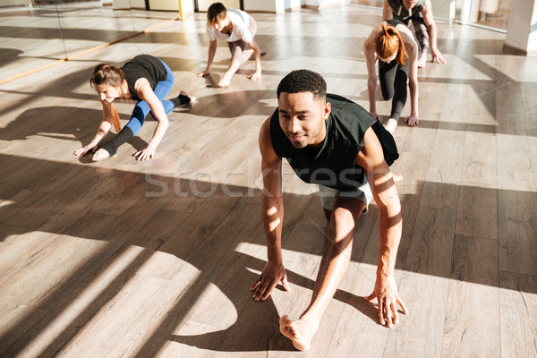 Stock foto: Gruppe · Menschen · engagiert · Yoga · Halle · Mädchen · Mann