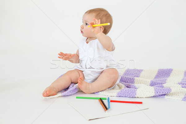 Bonitinho pequeno bebê sessão piso Foto stock © deandrobot