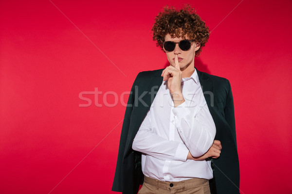Charmant stijlvol jonge man zonnebril witte shirt Stockfoto © deandrobot