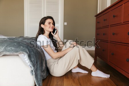 頂部 視圖 性感的女人 坐在 床 看 商業照片 © deandrobot