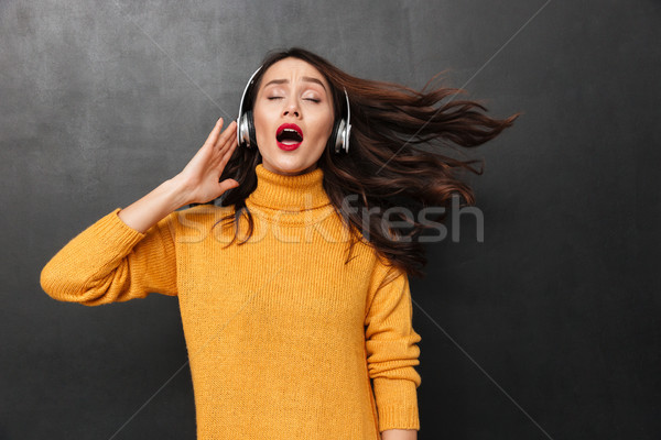 Stock foto: Unbeschwert · Brünette · Frau · Pullover · Kopfhörer · hören