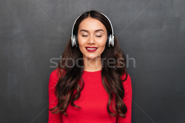 Tevreden brunette vrouw Rood blouse hoofdtelefoon Stockfoto © deandrobot
