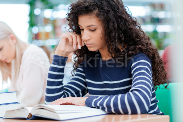Afroamerikai lány olvas gyönyörű komoly fürtös Stock fotó © deandrobot