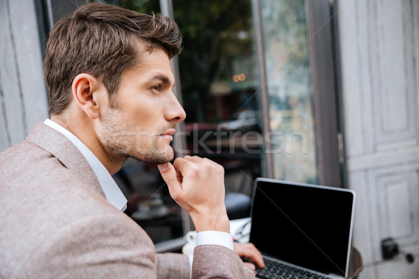 Ernstig zakenman moderne laptop coffeeshop Stockfoto © deandrobot