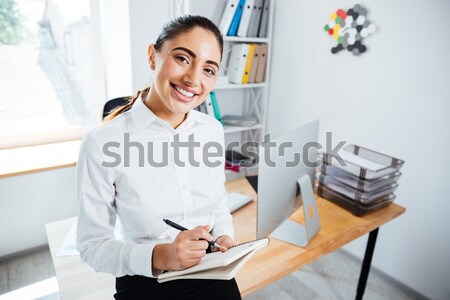 Foto stock: Feliz · mujer · de · negocios · sesión · mesa · documentos · oficina